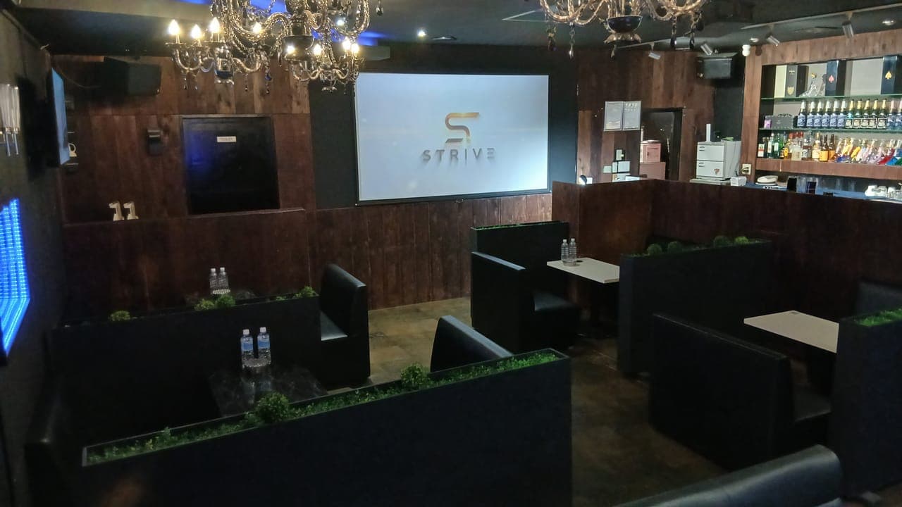 神栖のホストクラブSTRIVEの店内全景|レザーのボックス席とバーカウンター