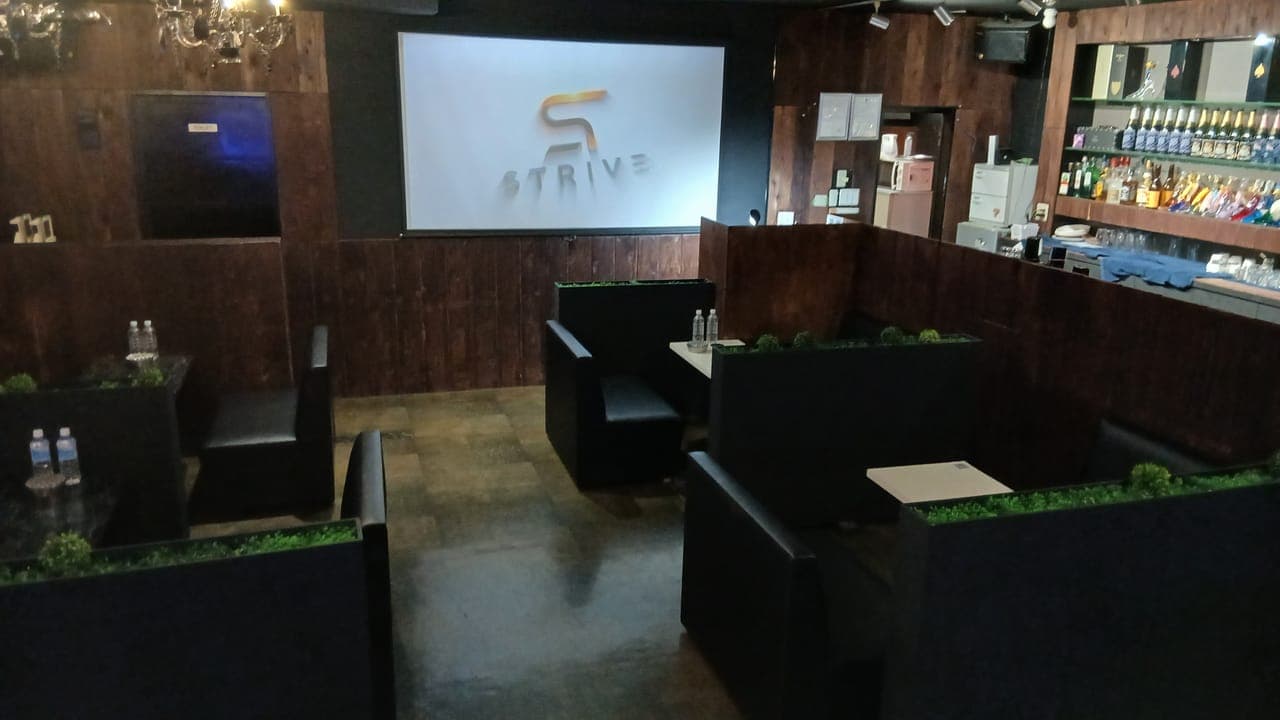 神栖・鹿嶋のホストクラブSTRIVEの店内|ボックス席とSTRIVEのスクリーン