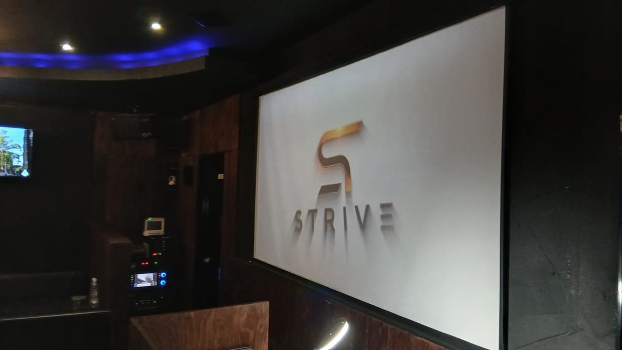 ホストクラブSTRIVEの店内|金のSTRIVEロゴ壁面